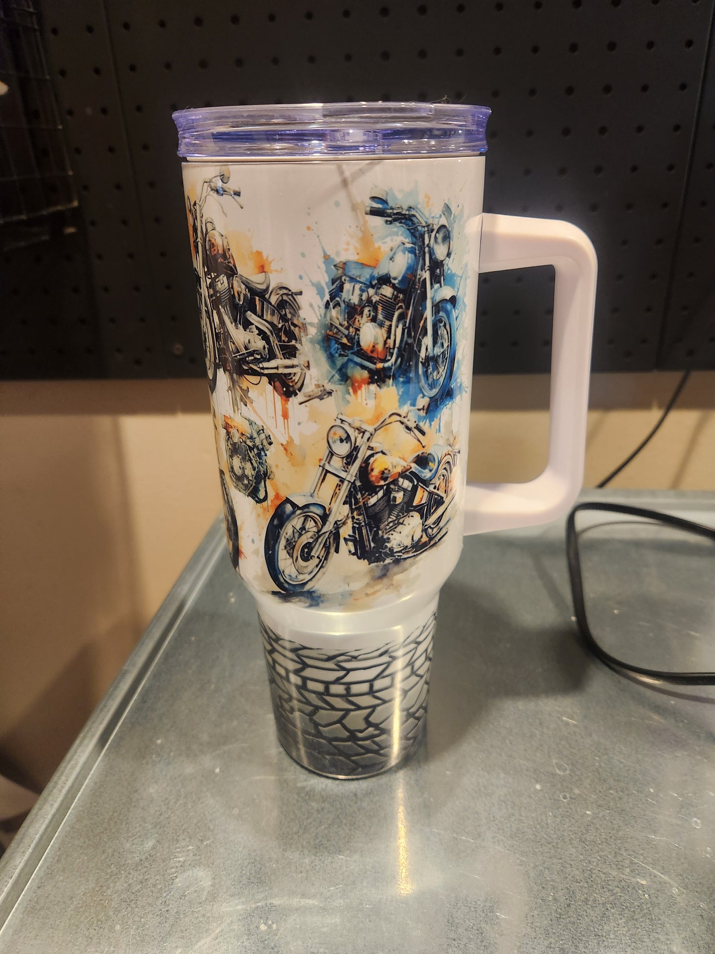 40oz Tumbler Great for those on the Go for Hot and Cold Beverages! Comes with Metal Straw & Cleaning Brush